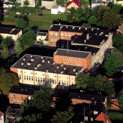 Ulica Powstania Wielkopolskiego. Oczekujący za lepszymi czasami gmach szpitala... (2004 r.) kopia