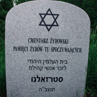 Ulica Powstania Wielkopolskiego. Pamiątkowa macewa na cmentarzu żydowskim kopia