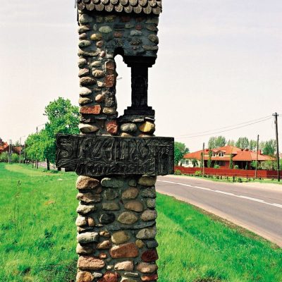 Ulica Powstania Wielkopolskiego. Witacz przydrożny wystawiony w 1982 r. (2003 r.) kopia