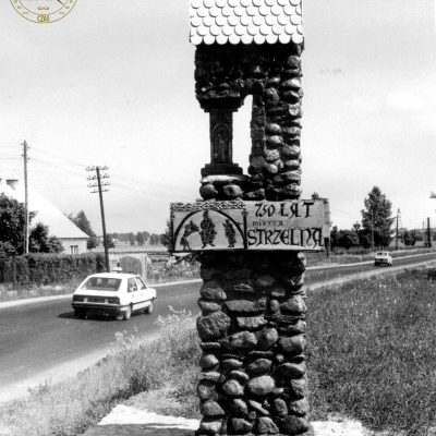 Ulica Powstania Wielkopolskiego. Witacz przydrożny wystawiony w 1982 r. z rzeźbą Jana Harasimowicza kopia
