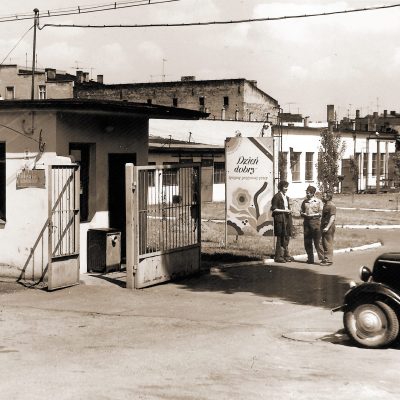 Ulica Powstania Wielkopolskiego. Zabudowania po byłym POM, zaadaptowane na potrzeby inowrocławskiej Inofamy (później FATO - lata 70. XX w.) kopia