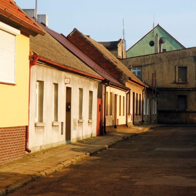 Ulica Ślusarska. W promieniach zachodzącego słońca (2020 r.)