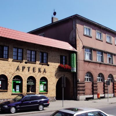 Ulica Świętego Ducha 33, Apteka Romańska i budynek byłej Powiatowej Kasy Chorych (2004 r.)