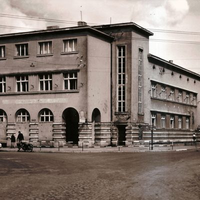 Ulica Świętego Ducha 33, dawny budynek Powiatowej Kasy Chorych (1965 r.)