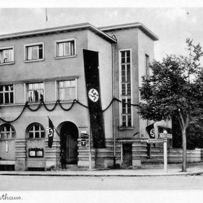 Ulica Świętego Ducha 33. Były budynek Powiatowej Kasy Chorych, który w latach okupacj niemieckiej był siedzibą władz miejskich i policji (lata 40. XX w.)