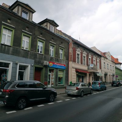 Ulica Świętego Ducha. Po lewej kamienica, w którj mieszkała honorowa obywatelka Strzelna Halina Gorlachowa (2020 r.)