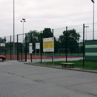 Ulica Topolowa. Orlik prz Szkole Podstawowej z Oddziałami Dwujęzycznymi im. Jana Dałkowskiego (2014 r.)