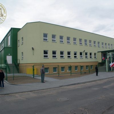 Ulica Topolowa. Uroczyste otwarcir hali sportowej przy ówcasnym Gimnazjum z Oddziałami Dwujęzycznymi im. Jana Dałkowskiego (4 września 2006 r.)