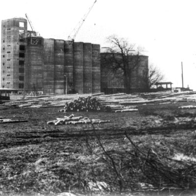 Ulica Zbożowa. Widok od składnicy drewna na budujący się elewator zbożowy PZZ (1969 r.)