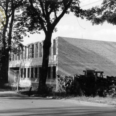 Ulica dra Jakuba Cieślewicza (dawniej Miradzka). Budowa siedziby Banku Spółdzielczego w Strzelnie (1974 r.)
