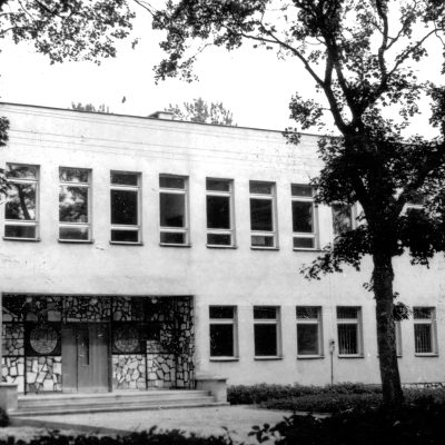 Ulica dra Jakuba Cieślewicza (dawniej Miradzka). Nowa siedziba Banku Spółdzielczego w Strzelnie (1976 r.)