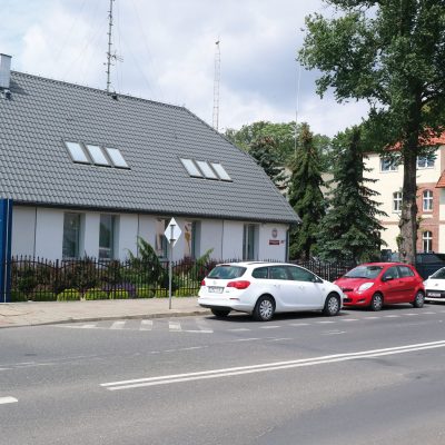 Ulica dra Jakuba Cieślewicza. Posterunek Policji i Urząd Miejski (2020 r.)