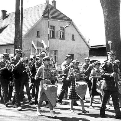 Ulica dra Jakuba Cieślewicza. Przed posterunkiem MO i Urzędem Miejskim. Przemarsz MOD (1985 r.)