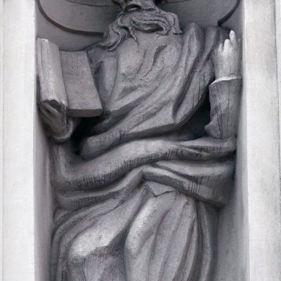 Wzgórze Świętego Wojciecha. Fasada kościoła pw. św. Trójcy - rzeźba św. Jakuba z poł. XVIII w. (2013 r.). kopia
