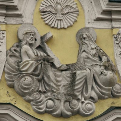 Wzgórze Świętego Wojciecha. Fasada zachodnia kościoła pw. św. Trójcy - płaskorzeźba patronów świątyni z poł. XVIII w. (2013 r.). kopia