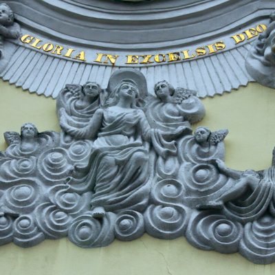 Wzgórze Świętego Wojciecha. Fasada zachodnia kościoła pw. św. Trójcy - płaskorzeźba wniebowzięcia NMP z poł. XVIII w. (2013 r.) kopia