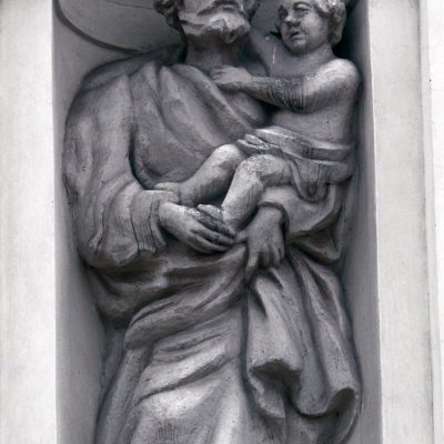 Wzgórze Świętego Wojciecha. Fasada zachodnia kościoła pw. św. Trójcy - rzeźba św. Józefa z poł. XVIII w. (2013 r.) kopia
