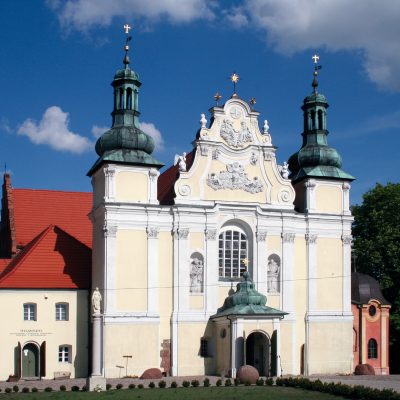 Wzgórze Świętego Wojciecha. Fragment północnego skrzydła poklasztornego z Romańskim Ośrodkiem Kultury oraz fasada kościoła pw. św. Trójcy (2007 r.). kopia