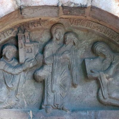 Wzgórze Świętego Wojciecha. Fragment portalu południowego gotyckiej kaplicy pw. św. Barbary - tympanon erekcyjny z 4. ćwierci XII w. (2020 r.) kopia