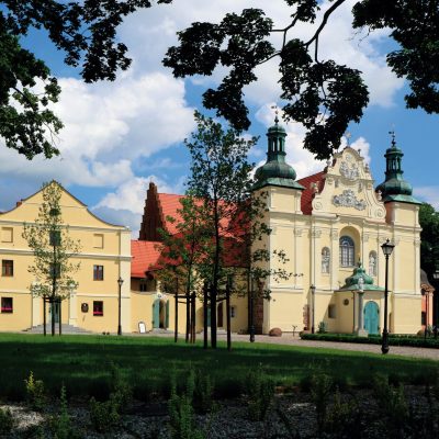 Wzgórze Świętego Wojciecha. Kościół pw. św. Trójcy i skrzydło byłego klasztoru norbartańskiego - w samo południe (2020 r.) kopia