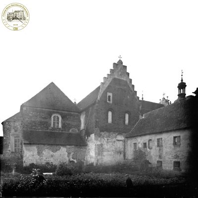 Wzgórze Świętego Wojciecha. Kościół pw. św. Trójcy i skrzydło klasztoru przed 1890 r. - widok od strony północno-wschodniej. kopia