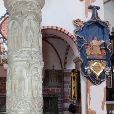 Wzgórze Świętego Wojciecha. Kościół pw. św. Trójcy - kolumna cnót i epitafium prepozyta Mikołaja Jaskólskiego z 1700 r. (2020 r.). kopia