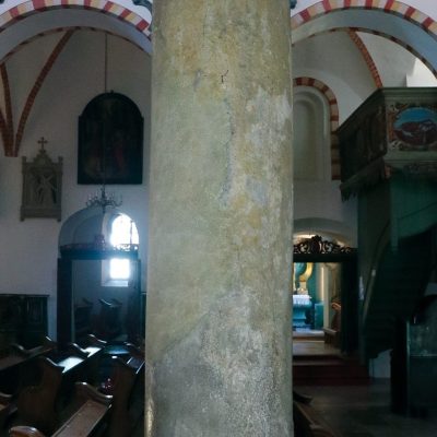 Wzgórze Świętego Wojciecha. Kościół pw. św. Trójcy - kolumna romańska z 4. ćw. XII w. podtrzymująca południową ścianę prezbiterium (2020 r.) kopia
