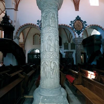 Wzgórze Świętego Wojciecha. Kościół pw. św. Trójcy - północno-wschodnia romańska kolumna przywar z 4. ćw. XII w. (2020 r.) kopia