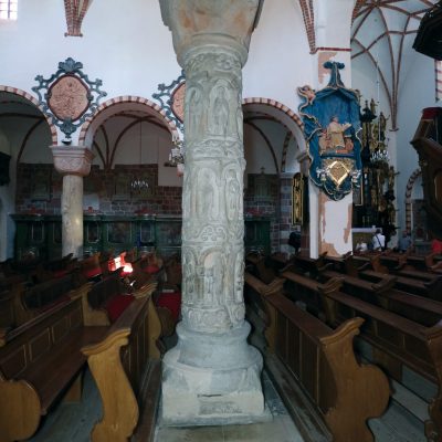 Wzgórze Świętego Wojciecha. Kościół pw. św. Trójcy - południowo-wschodnia romańska kolumna cnót z 4. ćw. XII w. (2020 r.) kopia