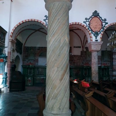 Wzgórze Świętego Wojciecha. Kościół pw. św. Trójcy - południowo-zachodnia romańska kolumna z 4. ćw. XII w. (2020 r.). kopia