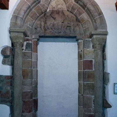 Wzgórze Świętego Wojciecha. Kościół pw. św. Trójcy - portal północny z ok. 1216 r. (2020 r.) kopia