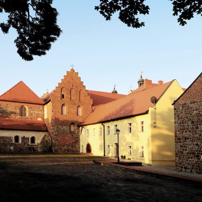 Wzgórze Świętego Wojciecha. Kościół pw. św. Trójcy, skrzydło klasztoru i fragment rotundy pw. św. Prokopa - widok od północnego wschodu (2020 r.) kopia