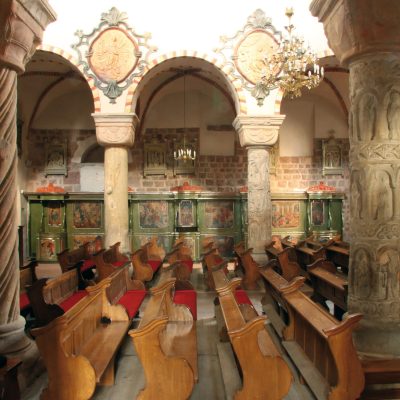 Wzgórze Świętego Wojciecha. Kościół pw. św. Trójcy z kolumnami romańskimi z końca XII w. (2011 r.) kopia