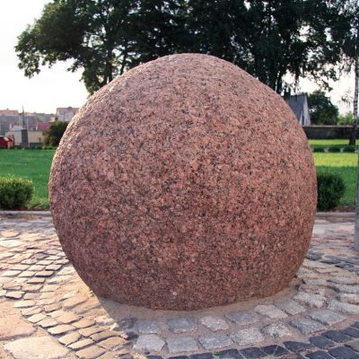 Wzgórze Świętego Wojciecha. Kulisty głaz przed kościoiłem pw. św. Trójcy (2007 r.). kopia