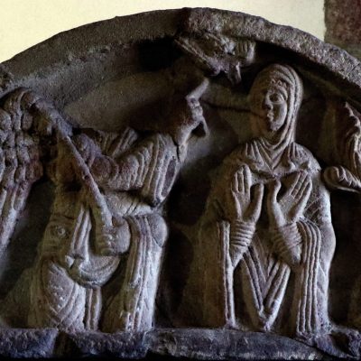 Wzgórze Świętego Wojciecha. Romański Ośrodek Kultury - Muzeum, tympanon Zwiastowania NMP z końca XII w. kopia