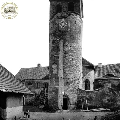 Wzgórze Świętego Wojciecha. Rorunda pw. św. Prokopa przed 1890 r. - z widokiem na fragment podwórza folwarku proboszczowskiego. kopia