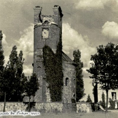Wzgórze Świętego Wojciecha. Ruina rotundy pw. św. Prokopa (widok z 1945 r.) kopia