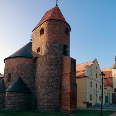 Wzgórze Świętego Wojciecha. Ściana zachodnia budowli sakralnych o poranku (2020 r.) kopia