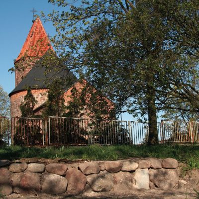 Wzgórze Świętego Wojciecha. Widok na rotundę św. Prokopa z ogrodów norbertańskich (2007 r.). (2) kopia