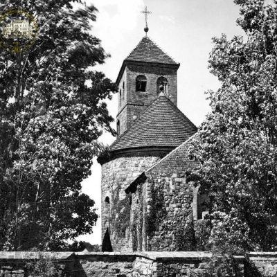 Wzgórze Świętego Wojciecha. Widok na rotundę św. Prokopa z ogrodów norbertańskich (lata 30. XX w.) kopia
