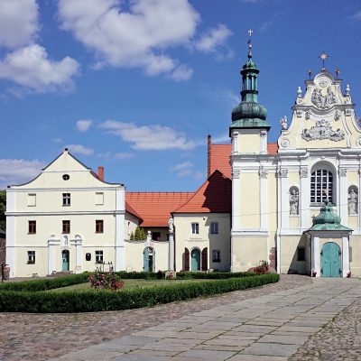 Wzgórze Świętego Wojciecha. Widok na zespół poklasztorny od zachodu (2012 r.) kopia