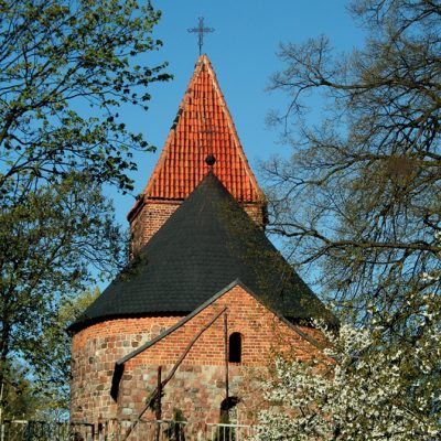 Wzgórze Świętego Wojciecha. Wiosenny widok na rotundę św. Prokopa z ogrodów norbertańskich (2007 r.).