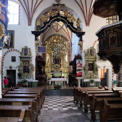 Wzgórze Świętego Wojciecha. Wnętrze kościoła - bazyliki pw. św. Trójcy z ołtarzem głównym (2020 r.)
