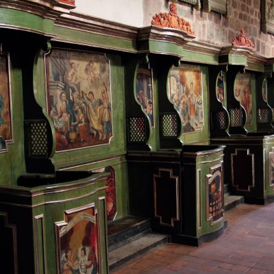 Wzgórze Świętego Wojciecha. Wnętrze kościoła pw. św. Trójcy - barokowe stalle z konfesjonałami z ok. 1741 r. (2002 r.) kopia