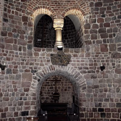 Wzgórze Świętego Wojciecha. Wnętrze kościoła pw. św. Trójcy - ołtarz św. Krzyża z 1743 r. z gotyckim krucyfiksem datowanym na 3. ćw. XIV (2011 r.)