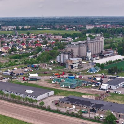Z lotu ptaka Elewator zbożowy i magazyny byłej GS SCh w Strzelnie - fragment południowo-zachodni miasta (2020 r.)